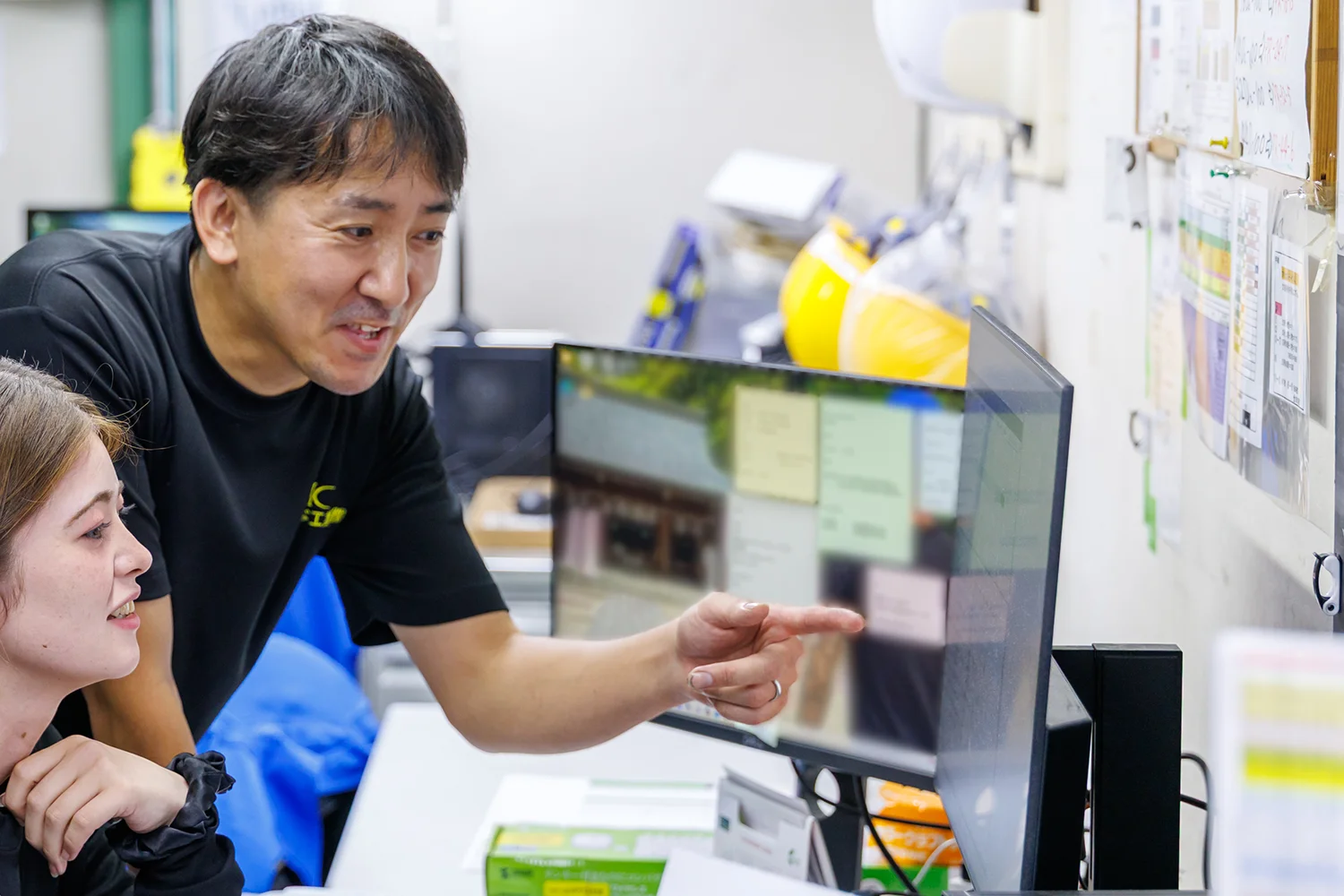 仕事を教える丸崎侑次さん