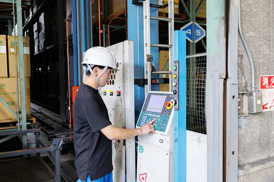 機械を操作する丸崎侑次さん