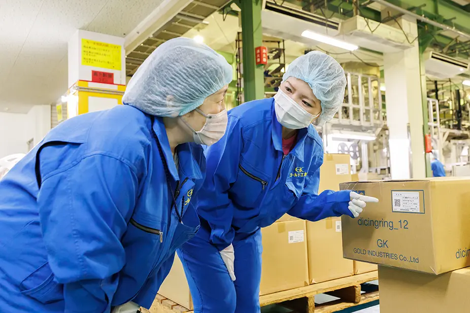 仕事を教える社員